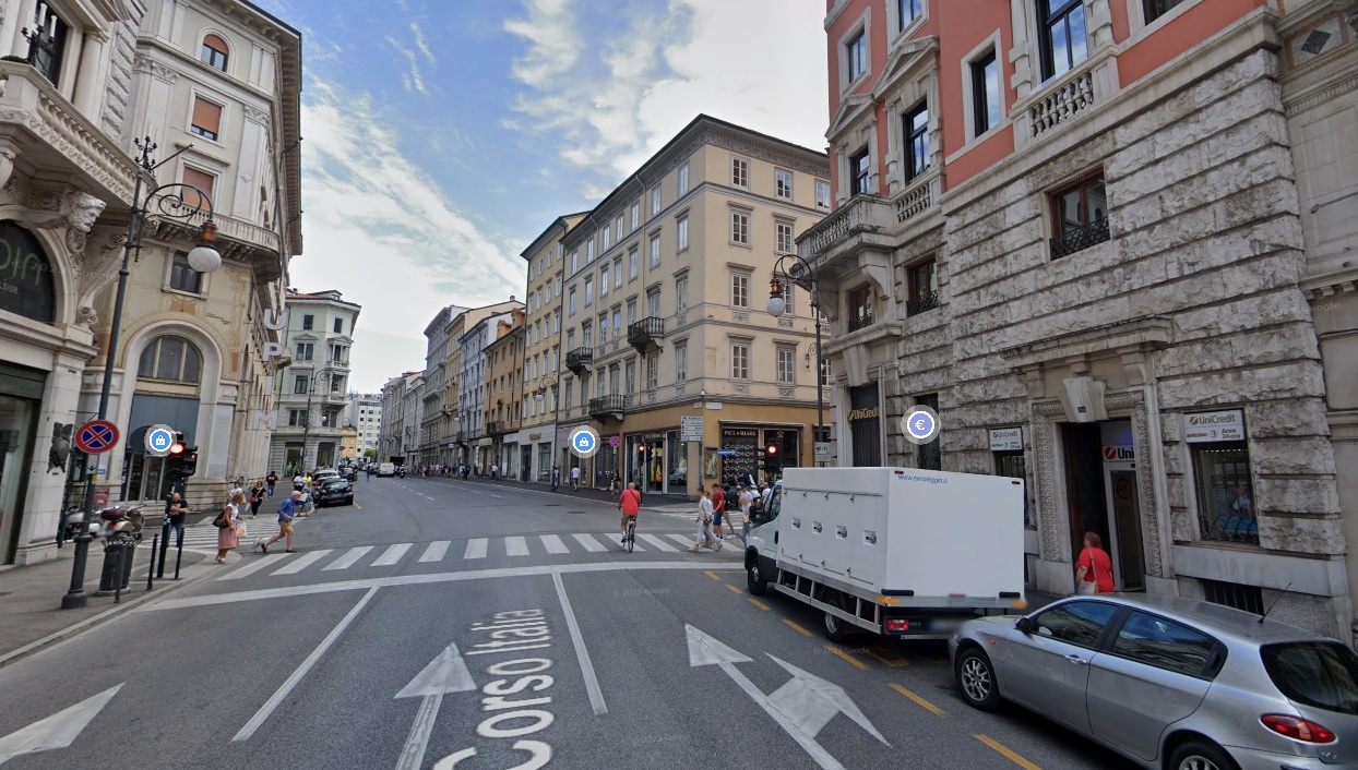 Trieste, inciampo sul marciapiede di corso Italia: «Ho afferrato una ragazzina che stava cadendo»